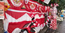 Deretan pernak-pernik HUT ke-81 RI di Jalan H Nawi, Parung, Kabupaten Bogor, Jawa Barat, Sabtu, 15 Agustus 2026. (Sumber: Poskota/Ali Mansur)