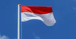 Ilustrasi bendera Merah Putih berkibar dalam peringatan HUT ke-81 Kemerdekaan Republik Indonesia pada 17 Agustus 2026. (Sumber: Wikimedia Commons)