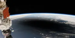 Bayangan umbra Bulan terlihat membentang di permukaan Bumi saat gerhana matahari total 2024, dipotret dari jendela Cupola di Stasiun Luar Angkasa Internasional (ISS). (Sumber: NASA)
