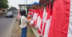 Seorang pembeli pernak-pernik kemerdekaan di Jalan H Nawi, Parung, Kabupaten Bogor, Jawa Barat, Sabtu, 15 Agustus 2026. (Sumber: Poskota/Ali Mansur)