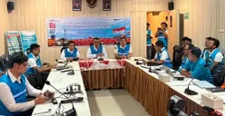 Dirut PLN, Darmawan Prasodjo memimpin rapat koordinasi siaga bencana Flores, NTT di PLN Unit Pelayanan Pelanggan Flores Bagian Barat, Manggarai Barat, NTT, Sabtu, 15 Agustus 2026. (Sumber: Dok. PLN)