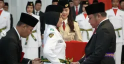 Kendit berwarna hijau menjadi salah satu atribut dalam prosesi pengukuhan Paskibraka dan memuat tulisan “Pandu Ibu Indonesia Berpancasila (Sumber: Instagram/@diskominfo sumsel)