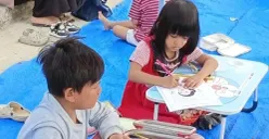 Visha, 5 tahun (kanan), mewarnai gambar RA Kartini saat peringatan HUT ke-81 RI di Perum Benteng Mutiara Mas, Desa Benteng, Kecamatan Campaka, Kabupaten Purwakarta, Jawa Barat, Senin, 17 Agustus 2026. (Sumber: Poskota/Dadan Sukmana)