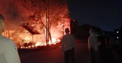 Kebakaran yang melanda lapak barang bekas milik Yunus sebelum dipadamkan petugas kebakaran. (Sumber: Humas Polres Serang)