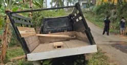 Mobil Pickup yang mengangkut siswa SD di Jalan Munjul, Pandeglang. (Sumber: Pos Kota/ Samsul Fatoni)