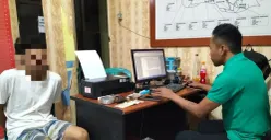 Tersangka pengedar narkoba saat menjalani pemeriksaan di ruang Unit 1 Satresnarkoba Polres Serang. (Sumber: Pos Kota/ Rahmat Haryono)