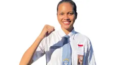 Siswi SMA Negeri 8 Jayapura, Neeltje Deliana Insjowi Werimon, dipercaya menjalankan tugas sebagai pembawa baki Sang Merah Putih pada upacara penurunan bendera di Istana Merdeka (Sumber: Instagram/@kesbangpolkotajayapura)
