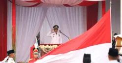 Wakil Wali Kota Tangsel, Pilar Saga Ichsan saat upacara penurunan bendera merah putih di Lapangan Batalyon Kavaleri 9/Satya Dharma Kala, Kecamatan Serpong Utara, Senin, 17 Agustus 2026. (Sumber: Dok. Pemkot Tangsel)