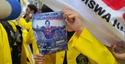 Mahasiswa yang tergabung dalam Badan Eksekutif Mahasiswa Universitas Indonesia (BEM UI) menggelar aksi demonstrasi di kawasan Bundaran Hotel Indonesia (HI), Jakarta Pusat, Selasa, 18 Agustus 2026. (Sumber: Pos Kota/ Ali Mansur)