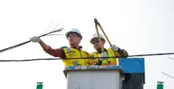Penertiban kabel dan tiang fiber optik ilegal di sejumlah ruas jalan di Kota Tangsel. (Sumber: Dok. Pemkot Tangsel)