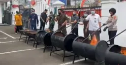 Kejari Kabupaten Pandeglang memusnahkan ribuan rokok ilegal dan barang bukti lain dari 41 perkara telah berkekuatan hukum tetap di halaman PN Pandeglang, Selasa, 18 Agustus 2026. (Sumber: Poskota/Samsul Fatoni)