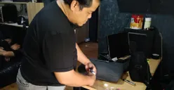 Petugas Satresnarkoba Polres Serang menunjukkan barang bukti sabu dari tersangka NR. (Sumber: Pos Kota/ Rahmat Haryono)