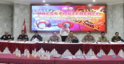 Kabidhumas Polda Banten didampingi Kapolres AKBP M. Probandono Bobby Danuardi saat konferensi pers penyeludupan BBL di Pelabuhan Merak. (Sumber: Bidhumas Polda Banten)