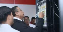 Direktur Network Telkom, Nanang Hendarno meninjau penanganan dan pemulihan layanan telekomunikasi digital di wilayah NTT. (Sumber: Dok. Telkom Indonesia)