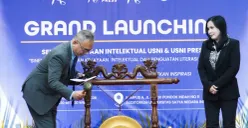 Rektor USNI, Sihar P. H. Sitorus (kiri) dan Wakil Rektor I dan III USNI sekaligus Kepala USNI Press, Dian Alanudin (kanan) saat peluncuran Sentra KI USNI dan USNI Press pada Selasa, 18 Agustus 2026. (Sumber: Istimewa)
