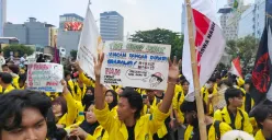 Massa mahasiswa berada di sekitar Jalan Jenderal Sudirman saat aksi demonstrasi di kawasan Bundaran HI, Jakarta, Selasa (18/8/2026). (Sumber: Poskota/ Ali Mansur)
