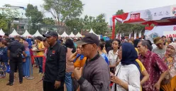 Ribuan warga memadati lokasi Jamuan Rakyat di kawasan Tanah Abang, Jakarta Pusat, untuk menikmati makanan, sembako, hiburan, dan layanan kesehatan gratis. (Sumber: Poskota)