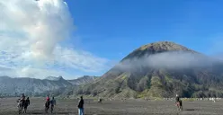 Kawasan wisata Gunung Bromo, Jawa Timur, dibuka kembali setelah sempat ditutup total akibat kebakaran hutan dan lahan (karhutla). (Sumber: Mutia Dheza Cantika/Poskota)
