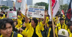 Potret sejumlah massa BEM UI yang melakukan demonstrasi di kawasan Jalan Jenderal Sudirman pada Selasa, 18 Agustus 2026 karena ditahan aparat kepolisian. (Sumber: Poskota)