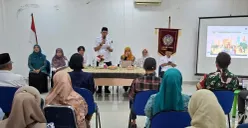 Lurah Pengasinan Ari Andriana Wijaya, bersama Kementrian PPPAP dan DP3AP2KB Kota Depok dalam implementasi Ruang Bersama Indonesia di Kantor Kelurahan Pengasinan. (Sumber: Pos Kota/ Angga)