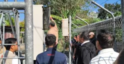 Direktur Network Telkom Nanang Hendarno  dan tim teknis TelkomGroup melakukan pengecekan perangkat jaringan di salah satu site terdampak gempa di Nusa Tenggara Timur (NTT). (Sumber: Telkom Indonesia)