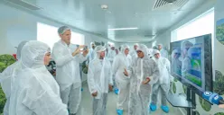 Wamenkes RI Dante Saksono Harbuwono mendampingi Menteri Federal Jerman Reem Alabali Radovan dan Duber Jerman Ralf Beste meninjau panel surya atap di pabrik Bayer Healthcare Cimanggis, Depok. (Sumber: Pos Kota)