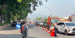 Petugas Dishub Kota Cimahi mengatur lalu lintas di kawasan Jalan Dustira, Kamis, 20 Agustus 2026. (Sumber: Poskota/Gatot Poedji Utomo)