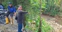 Petugas berada di tempat penemuan potongan tubuh korban mutilasi di Kali Cabang Barat, Jalan Raya Grogol, Kelurahan Grogol, Kecamatan Limo, Kota Depok, Jawa Barat. (Sumber: Poskota/Angga Pahlevi)