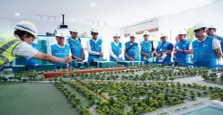 Jajaran Manajemen PLN menyimak pemaparan pengembangan MRT Jakarta Fase 2A rute Bundaran HI–Kota Tua saat kunjungan ke Stasiun MRT Monas, Jakarta Pusat. (Sumber: Dok. PLN UID Jakarta Raya)