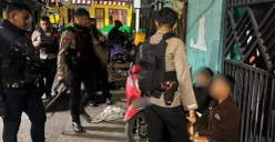Polisi mengamankan dua pemuda yang diduga hendak tawuran di Jalan Bhineka, Kelurahan Lubang Buaya, Cipayung, Jakarta Timur, Kamis, 20 Agustus 2026 dini hari. (Sumber: Polda Metro Jaya)