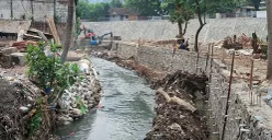 Perbaikan turap batu di atas Kali Mampang, Kelurahan Kuningan Barat, Kecamatan Mampang Prapatan, Jakarta Selatan. (Sumber: Poskota/Angga Pahlevi)
