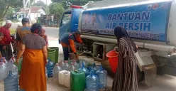 Distribusi bantuan air bersih kepada warga terdampak kekeringan di Kabupaten Lebak, Banten. (Sumber: Dok. BPBD Lebak)