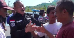 Sejumlah warga di Wae Pesi, Kabupaten Manggarai, Nusa Tenggara Timur, menghentikan rombongan anggota Polri yang melintas menuju Posko Reo di tengah situasi pascagempa. (Sumber: Polri)