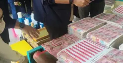 Polda Metro Jaya membongkar sindikat pembuatan uang kertas palsu atau upal pecahan Rp100.000 sebanyak 360.000 lembar di sebuah ruko kawasan Taman Tekno, Kecamatan Setu, Kota Tangerang Selatan. (Sumber: Pos Kota/ Ali Mansur)