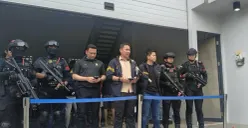 Polda Metro Jaya membongkar sindikat pembuatan uang kertas palsu atau upal pecahan Rp100.000 sebanyak 360.000 lembar di sebuah ruko kawasan Taman Tekno, Kecamatan Setu, Kota Tangerang Selatan. (Sumber: Pos Kota/ Ali Mansur)