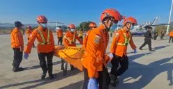 Tim SAR gabungan mengevakuasi jenazah Ahmad Zaki Ali yang meninggal dunia saat menjalankan misi kemanusiaan pascagempa bumi di wilayah Flores, Nusa Tenggara Timur (NTT). (Sumber: Istimewa)