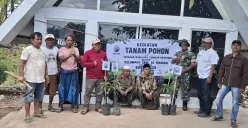 Yayasan Nusa Jaya Tumbuh Bersama bersama warga dan pemuda melakukan penanaman pohon di Desa Daramista, Kecamatan Lenteng, Sumenep, sebagai bagian dari gerakan penghijauan. (Sumber: Istimewa)