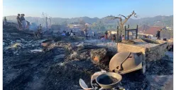 Kampung Adat Sade di Desa Rembitan, Kecamatan Pujut, Kabupaten Lombok Tengah, Nusa Tenggara Barat (NTB), dilanda kebakaran pada Sabtu malam, 22 Agustus 2026. (Sumber: X/@danskuss)