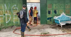 Petugas memadamkan api di ruko kosong di Jalan Raya Serang-Pandeglang, Kampung Kadulawang, Kelurahan Cigadung, Kecamatan Karangtanjung, Kabupaten Pandeglang, Minggu, 23 Agustus 2026. (Sumber: Dok. Istimewa)