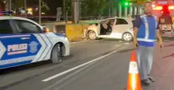 Sejumlah kendaraan mengalami kecelakaan beruntun di Gerbang Tol Senayan, Minggu, 23 Agustus 2026. (Sumber: Threads/@_candoit)