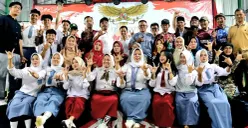 Kemeriahan pentas seni HUT ke-81 RI bertemakan Melodi Masa Sekolah di RT 03 RW 06 Kelurahan Ratu Jaya, Kecamatan Pancoran Mas, Kota Depok. (Sumber: Poskota/Angga Pahlevi)