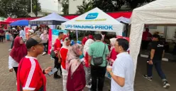 Pengunjung mengunjungi booth PLN UP3 Tanjung Priok untuk mendapatkan informasi mengenai promo tambah daya listrik diskon 50 persen melalui program Merdeka Daya. (Sumber: Dok. PLN UID Jakarta Raya)