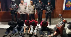 Tim KRYD Brimob Batalyon C Pelopor Satbrimob Polda Metro Jaya menangkap lima pelajar yang diduga hendak tawuran di Ciputat Timur, Tangerang Selatan, Minggu, 23 Agustus 2026. (Sumber: Dok. Istimewa)