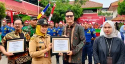 Manager PLN Bandengan Hendar Prisnadianta Yanuardhana menerima Penghargaan dari Wali Kota Jakbar Iin Mutmainnah atas Penaggulangan Bahaya Kebakaran 2026. (Sumber: Dok. PLN UID Jakarta Raya)
