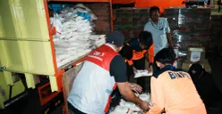 TelkomGroup mendukung operasional dapur umum bagi masyarakat terdampak gempa di NTT sebagai bagian dari penyaluran bantuan kemanusiaan selama masa tanggap darurat. (Sumber: Dok. Telkom)