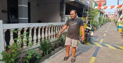 Pemilik motor menunjukan lokasi kendaraan miliknya hilang dibawa kabur komplotan pencuri di Jalan Janger 1, Kelurahan Mekar Jaya, Kecamatan Sukmajaya, Kota Depok, Selasa, 25 Agustus 2026. (Sumber: Poskota/Angga Pahlevi)