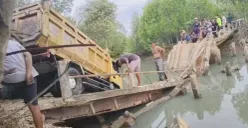 Jembatan di Desa Mekarsari, Kecamatan Panimbang, Kabupaten Pandeglang, ambruk seusai dilintasi truk. (Sumber: Dok. Istimewa)