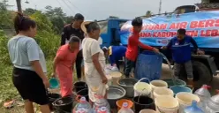 Puluhan warga mengantre bantuan air bersih yang disalurkan di Kabupaten Lebak, Banten. (Sumber: Dok. Istimewa)