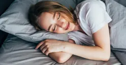Tips sederhana dapat dicoba untuk membantu tidur tetap nyenyak meski suhu udara terasa panas sepanjang malam. (Sumber: Magnific/diana.grytsku)