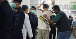 Petugas gabungan Lapas Kelas IIA Salemba bersama unsur Polri dan TNI melakukan inspeksi mendadak di blok hunian warga binaan untuk memperkuat komitmen Zero Halinar. (Sumber: Istimewa)